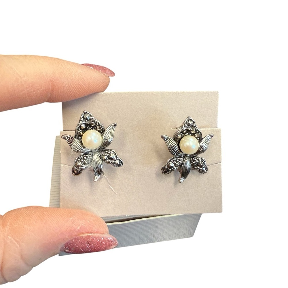 Avon “romantic blossom” Silvertone Floral Pearlesque clip Earrings. NIB 1992